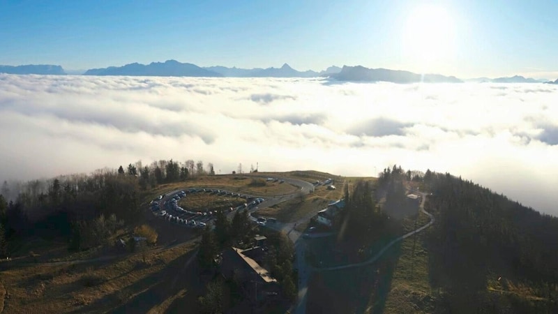 A gray blanket hangs over the northern parts of the country - only the Gaisbergspitze stands out from the sea of fog (Bild: Panomax/VereinGaisbergAktiv)