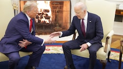 Donald Trump und Joe Biden machen nach Trumps Wahlsieg im November 2024 gute Miene zum bösen Spiel. (Bild: AFP/ALEX WONG/Getty Images)