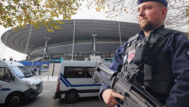 1600 Sicherheitskräfte sind am Donnerstag allein im Pariser Stade de France im Einsatz.  (Bild: Krone KREATIV/APA/AFP/FRANCK FIFE (2))