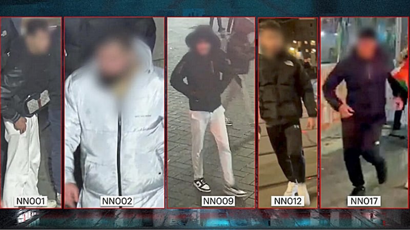 Sollten sich diese Amsterdam-Schläger nicht stellen, veröffentlicht die Polizei ihre Gesichter. (Bild: Politie Amsterdam)