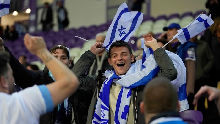 Eine Gruppe von rund 300 Juden und Israel-Sympathisanten wolle der Partie trotz der Reisewarnung ...