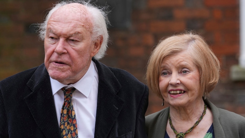 Timothy West mit seiner Ehefrau, „Fawlty Towers“-Star Prunella Scales (Bild: APA/Gareth Fuller/PA via AP)