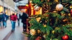 Fast ein Drittel will heuer weniger für Geschenke ausgeben, etwa ein Viertel will die Ausgaben rund um die Weihnachtsfeierlichkeiten selbst senken.   (Bild: tiana__lima__ - stock.adobe.com)