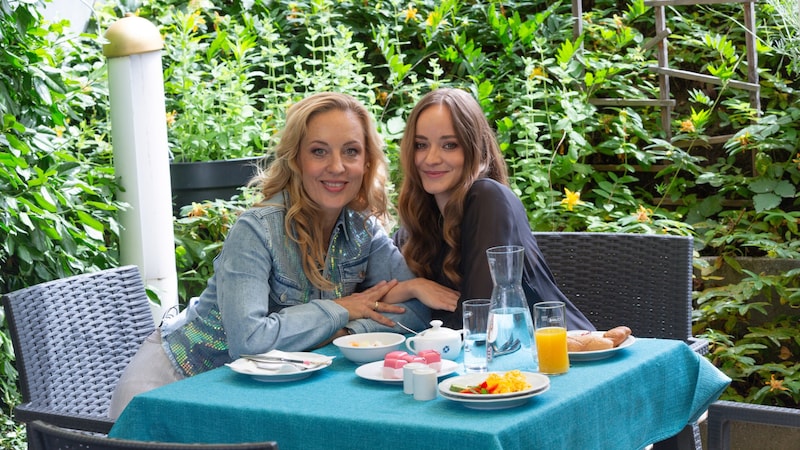 Zwei Generationen Schauspielerinnen mit unterschiedlichen Zugängen: Klebow und Laura Bilgeri. (Bild: ServusTV/PANAREA Studios/Roland Unger)