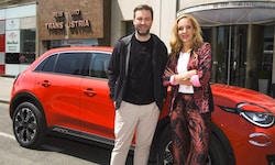 Auftakt mit Josh.: Mit dem erfolgreichen Sänger fährt Lilian Klebow in einem Fiat-Elektroauto ...