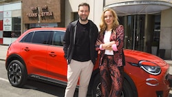 Auftakt mit Josh.: Mit dem erfolgreichen Sänger fährt Lilian Klebow in einem Fiat-Elektroauto ...