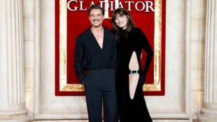 Pedro Pascal brachte seine Schwester Lux zur „Gladiator II“-Premiere nach London mit. (Bild: APA/Millie Turner/Invision/AP)