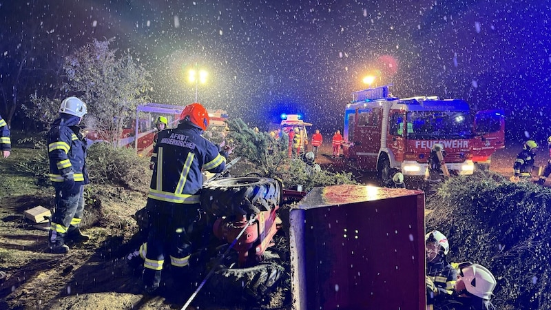 Zunächst wurde der Hoflader gut gesichert (Bild: BFKDO Braunau)