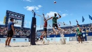 Drei steirische Beachvolleyballer schlagen fürs Nationalteam die Bälle in Richtung Gegner. (Bild: CEV)