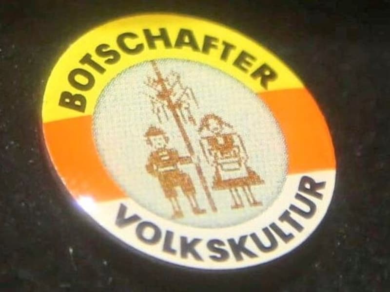 Diesen Anstecker tragen die Botschafter der Volkskultur. Er bedeutet gleichzeitig Ehrung und Auftrag. (Bild: Rojsek-Wiedergut Uta/Uta Rojsek-Wiedergut)