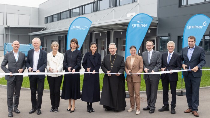 Greiner-Vorstandschefin Saori Dubourg (M.) mit Ambros Ebhart, dem Pater des Stiftes ...