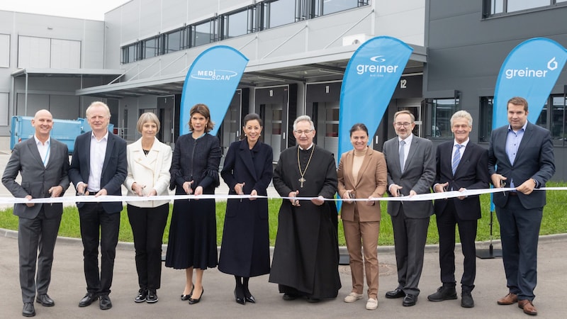 Greiner-Vorstandschefin Saori Dubourg (M.) mit Ambros Ebhart, dem Pater des Stiftes Kremsmünster, und Vertretern der Eigentümerfamilie sowie Mitgliedern des Managements bei der Eröffnung des neuen Mediscan-Gebäudes. (Bild: Greiner Bio-One/Roland Pelzl)