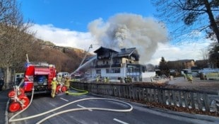 Die Einsatzkräfte waren mit den Löscharbeiten beschäftigt. (Bild: Stefan Eissler)