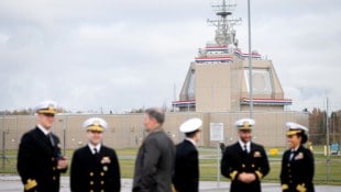 Hochrangige Militärs aus den USA und Polen bei der Eröffnungszeremonie in Redzikowo (Bild: APA/AFP/MATEUSZ SLODKOWSKI)