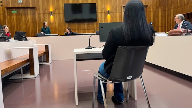 The 15-year-old in the Graz provincial court. (Bild: Christian Jauschowetz)