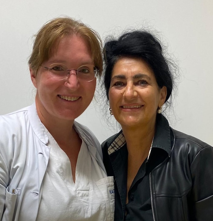 Oberärztin Lechner-Puschnig mit zufriedener Patientin Ingeborg Schnabl.