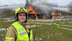 Christopher Fischer von der Feuerwehr St. Gilgen leitete den Einsatz, die Löscharbeiten waren eine Herausforderung. (Bild: Christian Stoxreiter)