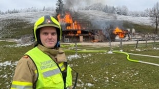 Christopher Fischer von der Feuerwehr St. Gilgen leitete den Einsatz, die Löscharbeiten waren eine Herausforderung. (Bild: Christian Stoxreiter)