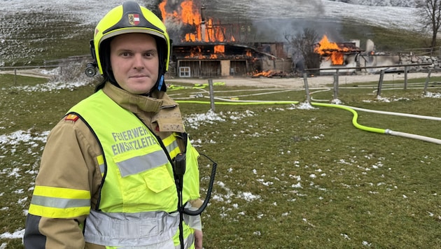 Christopher Fischer von der Feuerwehr St. Gilgen leitete den Einsatz, die Löscharbeiten waren eine Herausforderung. (Bild: Christian Stoxreiter)