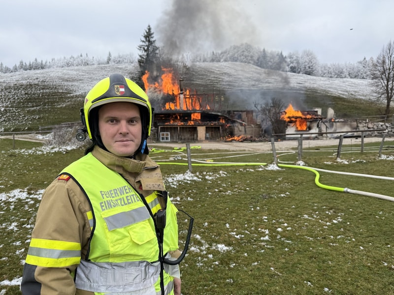 Einsatzleiter Christopher Fischer von der FF St. Gilgen. (Bild: Christian Stoxreiter)