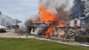 Die Buchberghütte stand in Vollbrand. (Bild: Christian Stoxreiter)