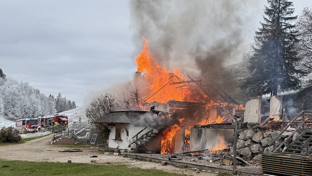 Die Buchberghütte stand in Vollbrand. (Bild: Christian Stoxreiter)