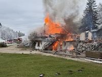 Die Buchberghütte stand in Vollbrand. (Bild: Christian Stoxreiter)