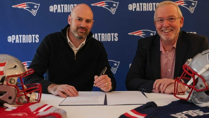 Joe Dorant, Senior Director of International Business of the New England Patriots and AFBÖ President Michael Eschlböck (Bild: AFBÖ/David Bitzan)