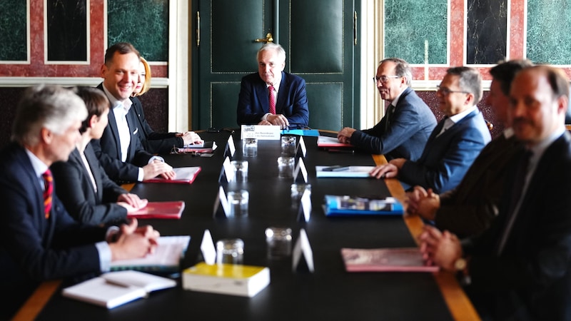 The Presidium met for the first time under Walter Rosenkranz. (Bild: APA/EVA MANHART)