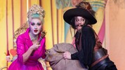 Polina Khadzhynova als Königin und Lara-Luna Wojtkowiak als Kater