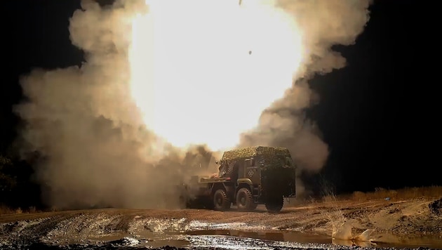 The Russian mine-laying system fires on Ukrainian positions. (Bild: ASSOCIATED PRESS)