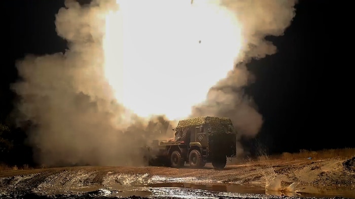 Das russische Minenverlegesystem feuert auf ukrainische Stellungen.