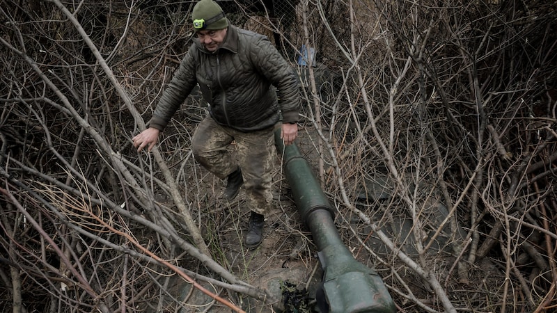 Ein ukrainischer Soldat in der Nähe der Donezker Region (Bild: APA/AFP/24th Mechanized Brigade of Ukrainian Armed Forces/Handout)