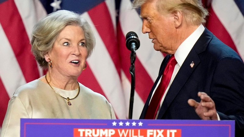 Susie Wiles with Trump (Bild: AP/Copyright 2024 The Associated Press. All rights reserved.)