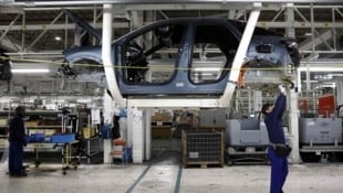 Die Autoindustrie hat derzeit selbst zu kämpfen – das fordert auch die Zulieferbetriebe. (Bild: AFP)