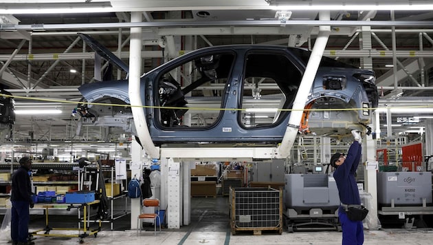 Die Autoindustrie hat derzeit selbst zu kämpfen – das fordert auch die Zulieferbetriebe. (Bild: AFP)