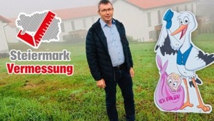 Franz Thurner, Leiter des Bauamts in Fehring, bietet Jungfamilien Baugrund zum Kauf an. (Bild: Krone KREATIV/Christian Jauschowetz)