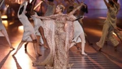 Céline Dion legte zu Ehren von Designer Elie Saab einen funkelnden Auftritt hin – erst ihr zweiter nach der jahrelangen, gesundheitlichen Pause! (Bild: picturedesk.com/Hamad I Mohammed / REUTERS)