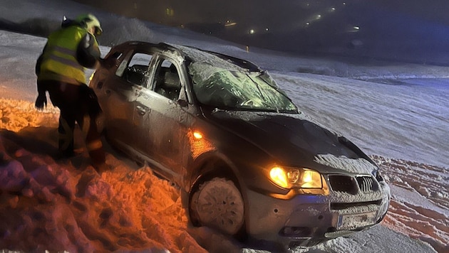 Das Fahrzeug stürzte über einen schneebedeckten Abhang. (Bild: OF Lech)