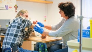 In der Notschlafstelle in Linz werden Obdachlose von Maria Baumgartner ärztlich versorgt. Charly bekam unter anderem einen Verband für seinen Ellbogen. (Bild: Horst Einöder/Flashpictures)