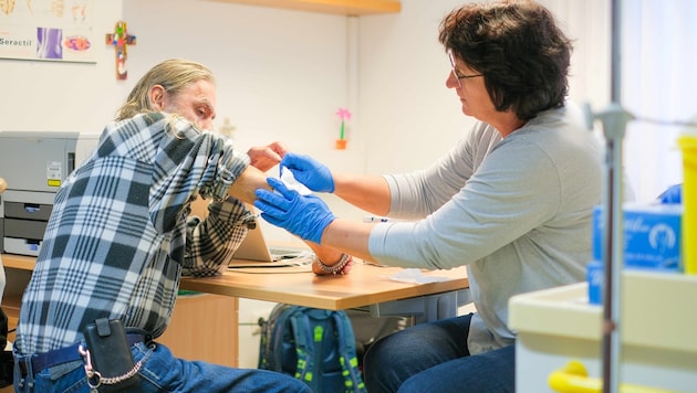 In der Notschlafstelle in Linz werden Obdachlose von Maria Baumgartner ärztlich versorgt. Charly bekam unter anderem einen Verband für seinen Ellbogen. (Bild: Horst Einöder/Flashpictures)