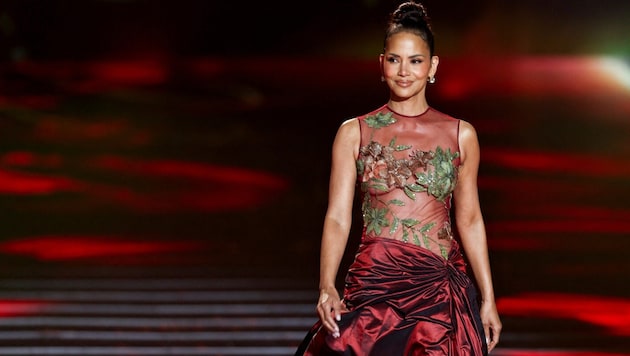 Halle Berry schlüpfte zu Ehren von Designer Elie Saab erneut in ihr legendäres Oscar-Kleid – 22 Jahre, nachdem sie es zum ersten Mal getragen hatte. (Bild: picturedesk.com/Hamad I Mohammed / REUTERS )