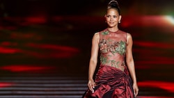 Halle Berry schlüpfte zu Ehren von Designer Elie Saab erneut in ihr legendäres Oscar-Kleid – 22 Jahre, nachdem sie es zum ersten Mal getragen hatte. (Bild: picturedesk.com/Hamad I Mohammed / REUTERS )