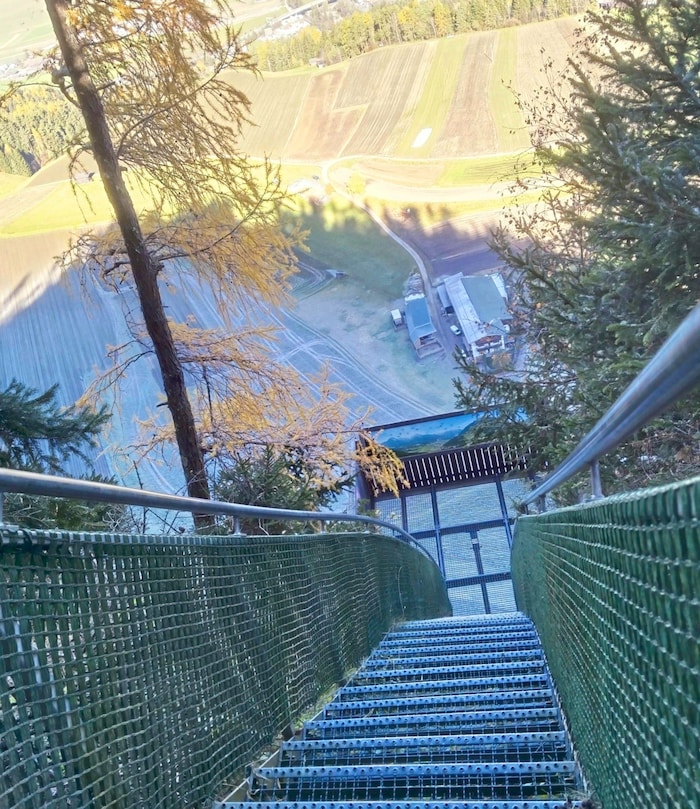 Die Stufen hinab zur äußerst luftigen Aussichtsplattform Adlerhorst führen scheinbar ins ...
