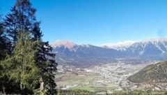 Imst und Teile der Lechtaler Alpen liegen bei dieser Wanderung quasi zu Füßen. (Bild: Peter Freiberger)