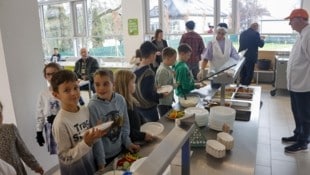 Besonders freuen sich die Schüler in der Volksschule Leopoldskron-Moos über den hellen Speisesaal. (Bild: Tschepp Markus)