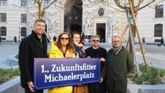 City-Bezirkschef Markus Figl (ÖVP), Stadträtin Ulli Sima (SPÖ), Gemeinderätin Selma Arapovic (Neos) mit Pater Erhard Rauch und Architekt Paul Katzberger (v. li. n. re.). (Bild: Zwefo)