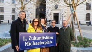 City-Bezirkschef Markus Figl (ÖVP), Stadträtin Ulli Sima (SPÖ), Gemeinderätin Selma Arapovic (Neos) mit Pater Erhard Rauch und Architekt Paul Katzberger (v. li. n. re.). (Bild: Zwefo)