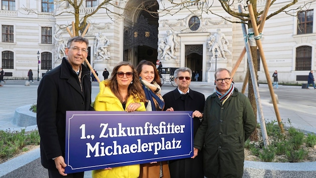 City-Bezirkschef Markus Figl (ÖVP), Stadträtin Ulli Sima (SPÖ), Gemeinderätin Selma Arapovic (Neos) mit Pater Erhard Rauch und Architekt Paul Katzberger (v. li. n. re.). (Bild: Zwefo)