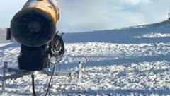 Ein Hauch von Winter: Auf der Planai laufen die Schneekanonen auf Hochtouren.